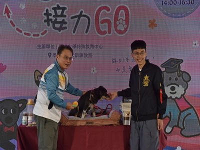「幸福傳承 接力GO」新舊學輔犬隻交接 毛毛榮退獲贈大禮包圖片